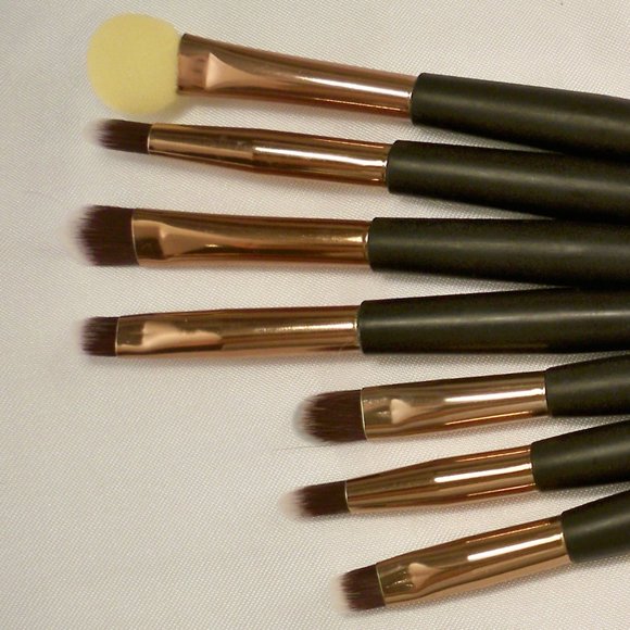 New Quality 7 piece Cosmetic Makeup Brush Set - Picture 2 of 11